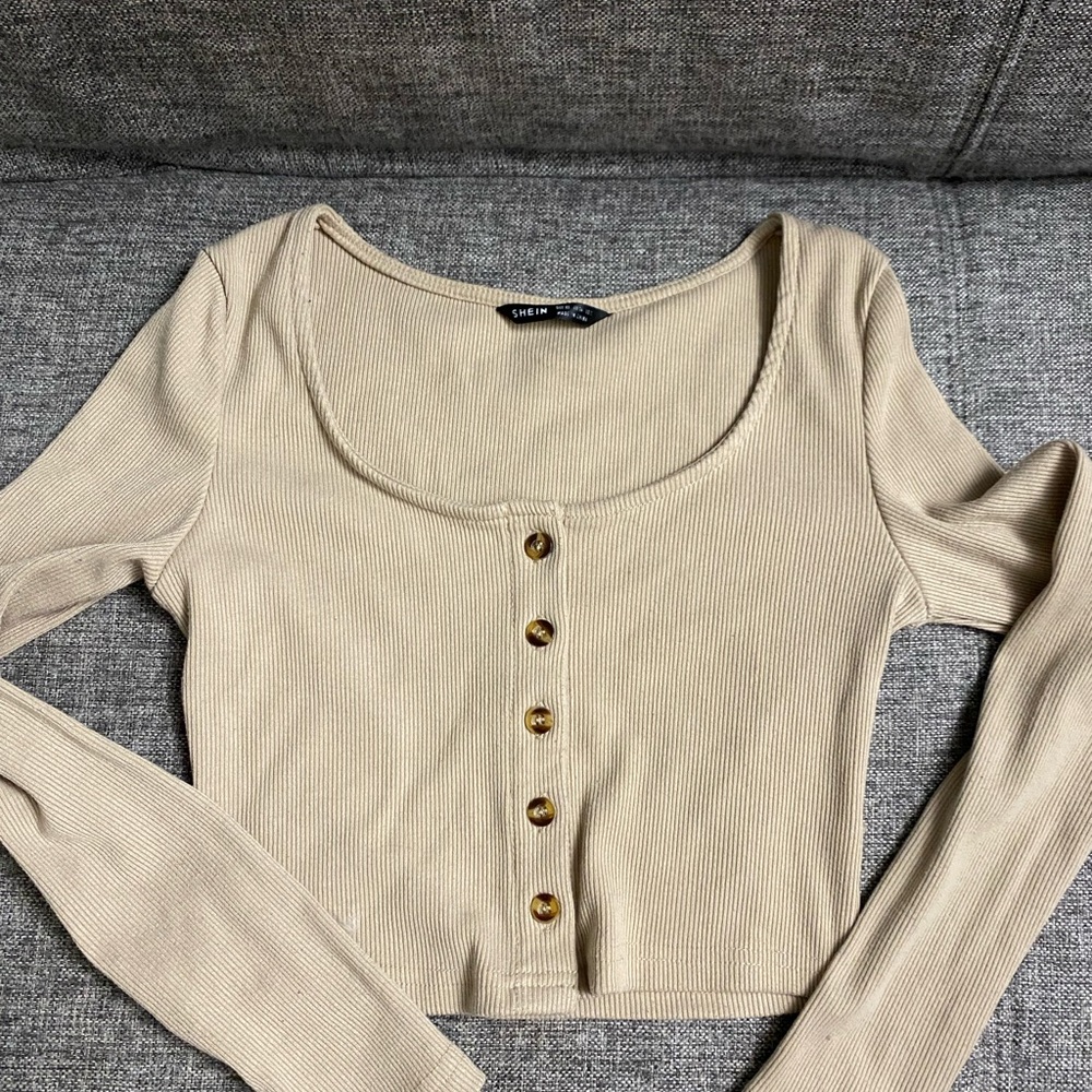 SHEIN Cream Crop Top with Scoop Neck and Long Sleeves